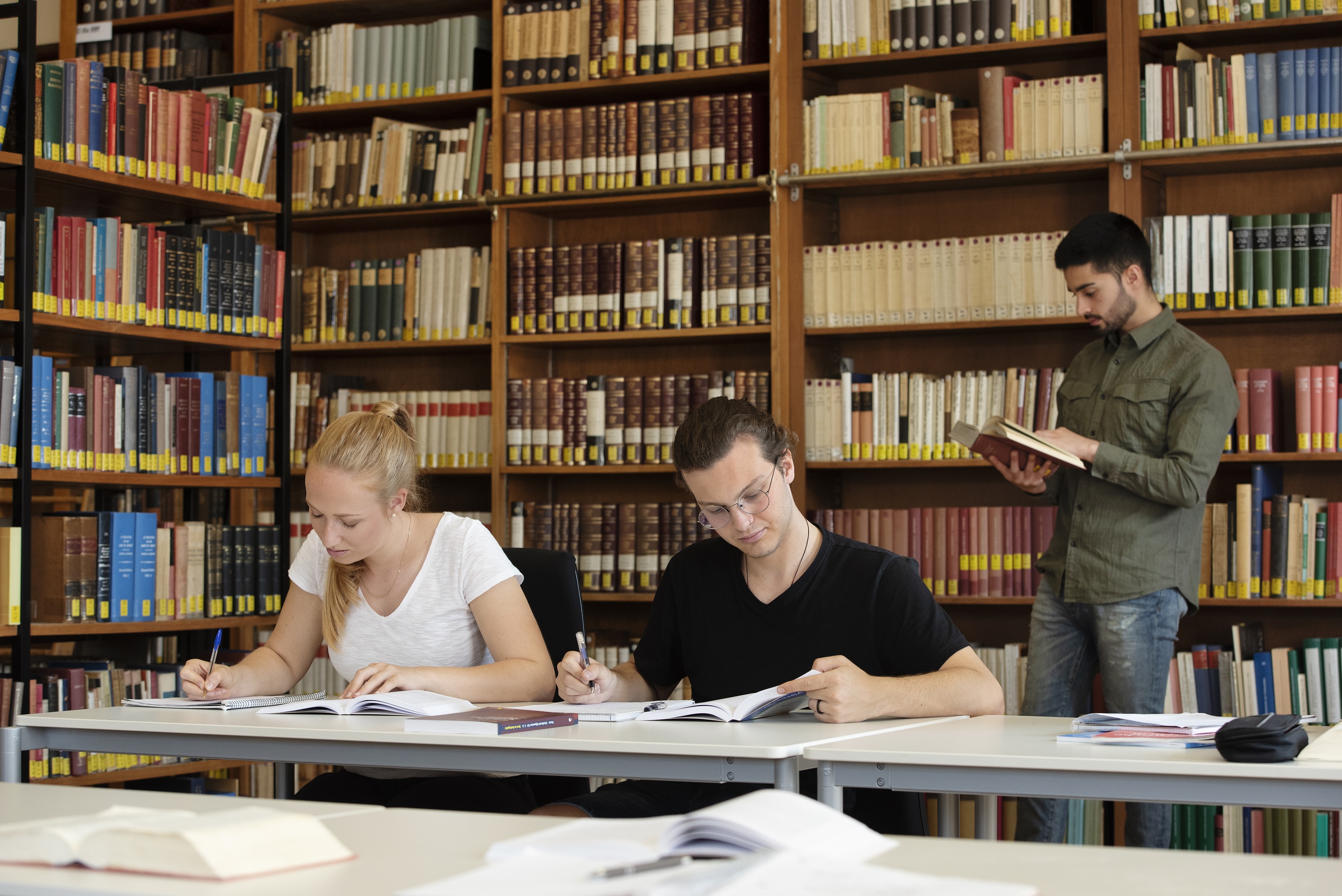 Studierende am Arbeitsplatz im Juristischen Seminar